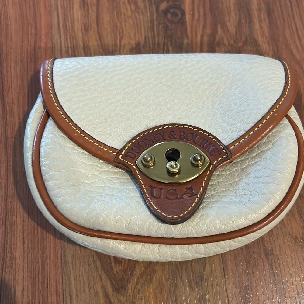 Dooney & Bourke Vintage classic  handbag. Cream missing strap